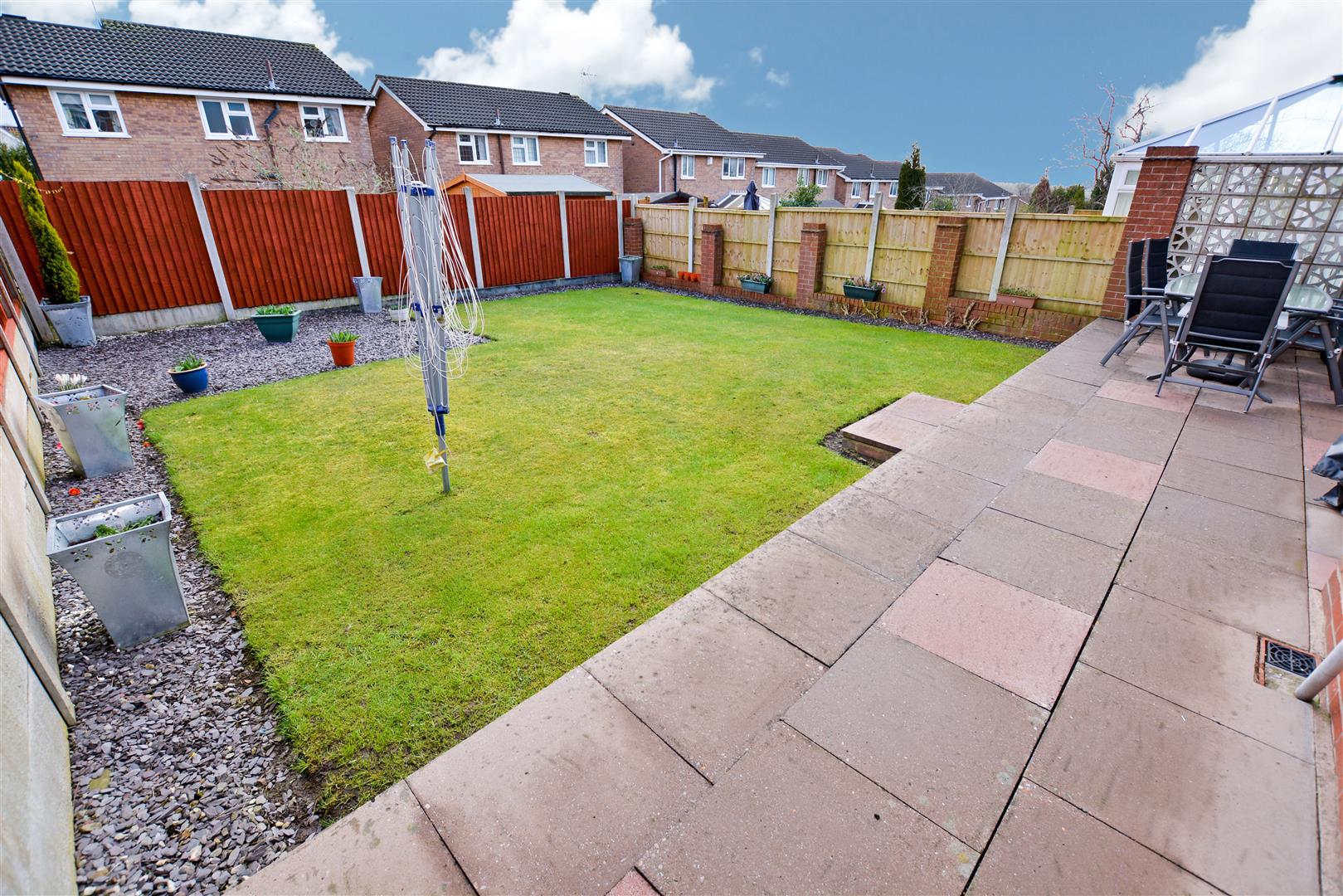 ENCLOSED REAR GARDEN